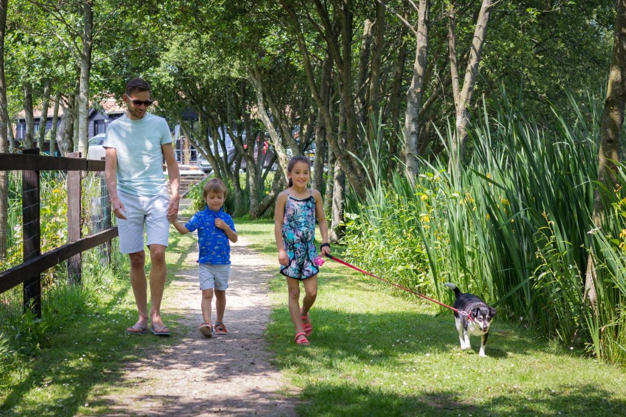 The Lakes Rookley Εξωτερικό φωτογραφία Family walking in the park