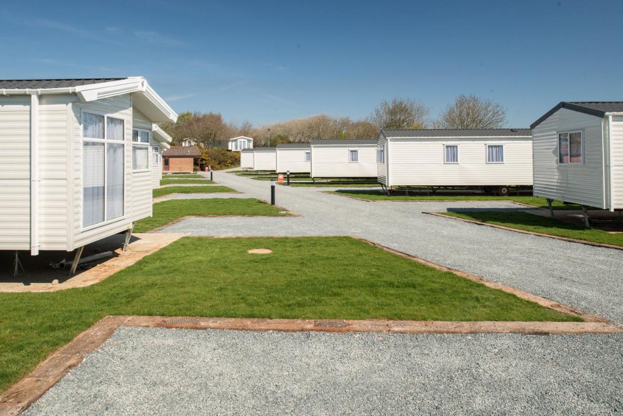 The Lakes Rookley Εξωτερικό φωτογραφία Static caravans at a static caravan park