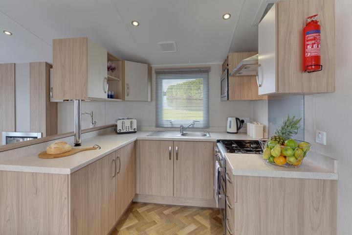 The Lakes Rookley Εξωτερικό φωτογραφία A typical kitchen