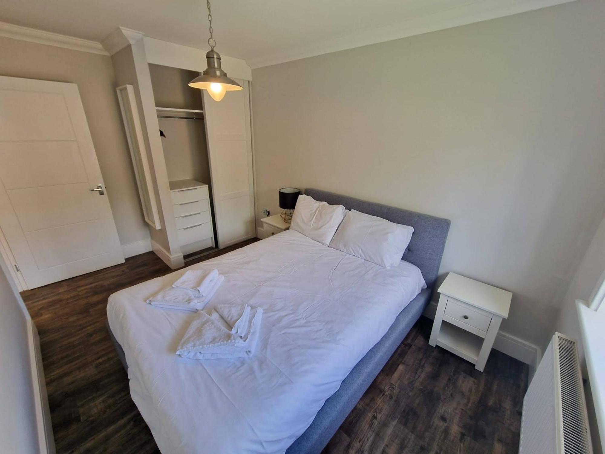 The Lakes Rookley Εξωτερικό φωτογραφία A bedroom in a serviced apartment