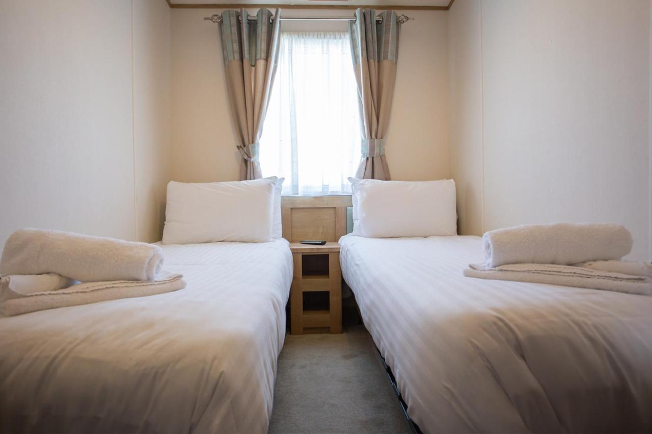 The Lakes Rookley Εξωτερικό φωτογραφία A room at a capsule hotel in Tokyo