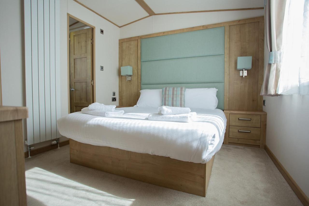 The Lakes Rookley Εξωτερικό φωτογραφία A bedroom in a static