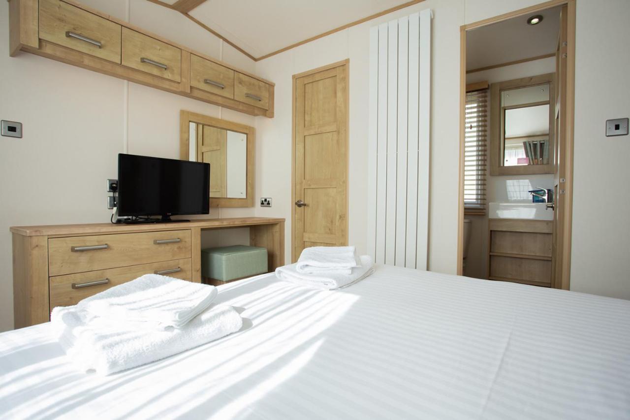 The Lakes Rookley Εξωτερικό φωτογραφία A bedroom in a static