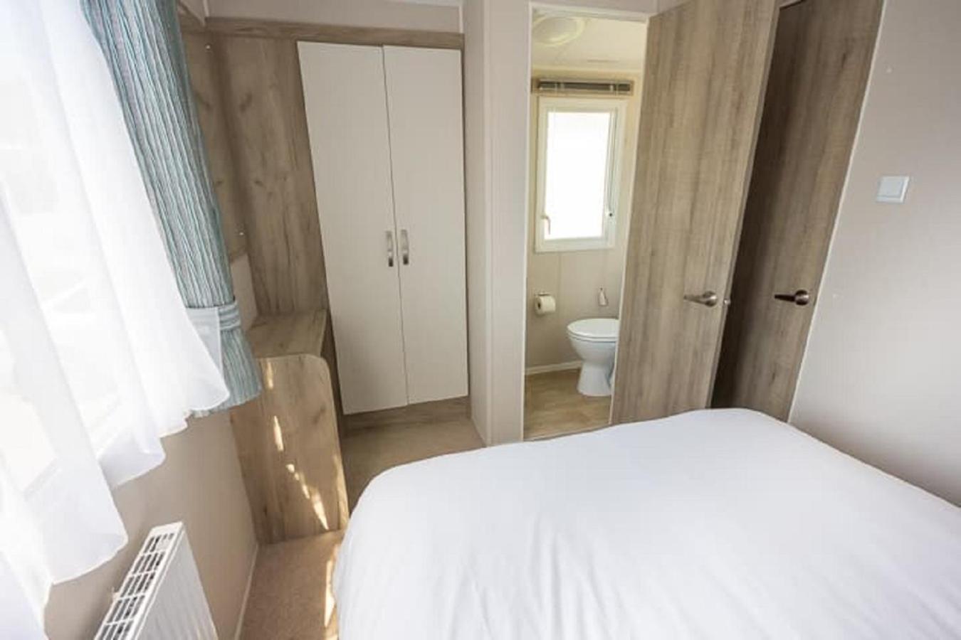 The Lakes Rookley Δωμάτιο φωτογραφία A bedroom in a static