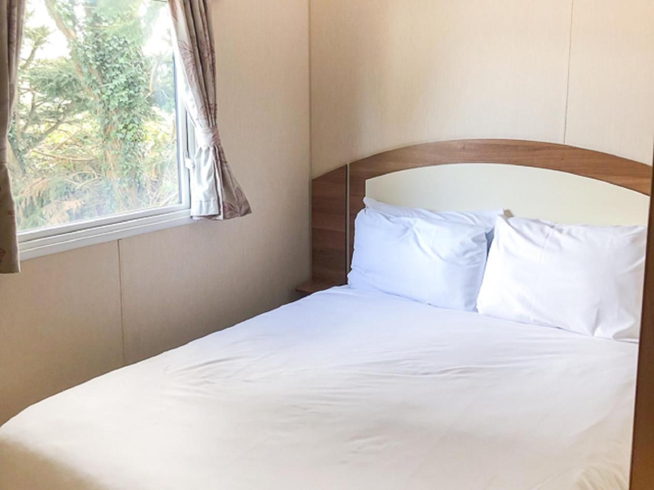 The Lakes Rookley Δωμάτιο φωτογραφία A double bed in a static
