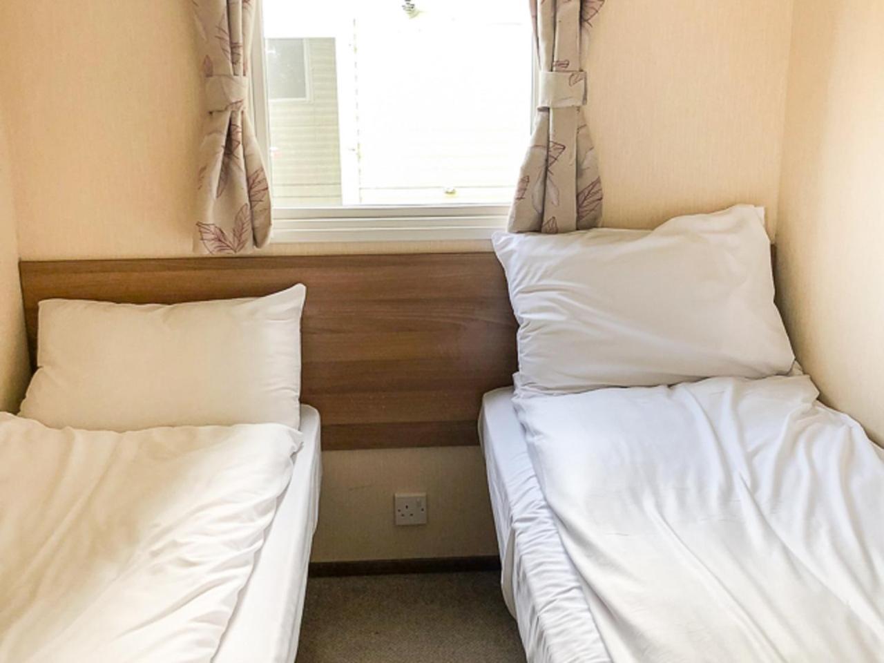 The Lakes Rookley Δωμάτιο φωτογραφία Twin beds