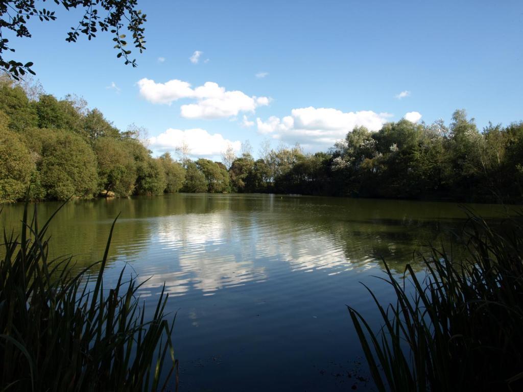 The Lakes Rookley Εξωτερικό φωτογραφία The lake at the centre of the reserve