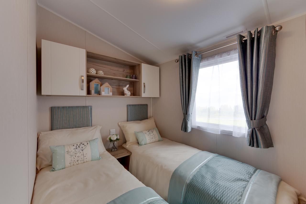 The Lakes Rookley Εξωτερικό φωτογραφία A bedroom in a static