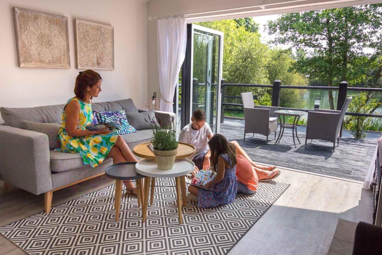 The Lakes Rookley Εξωτερικό φωτογραφία A family in a home at the Village at Wild dunes