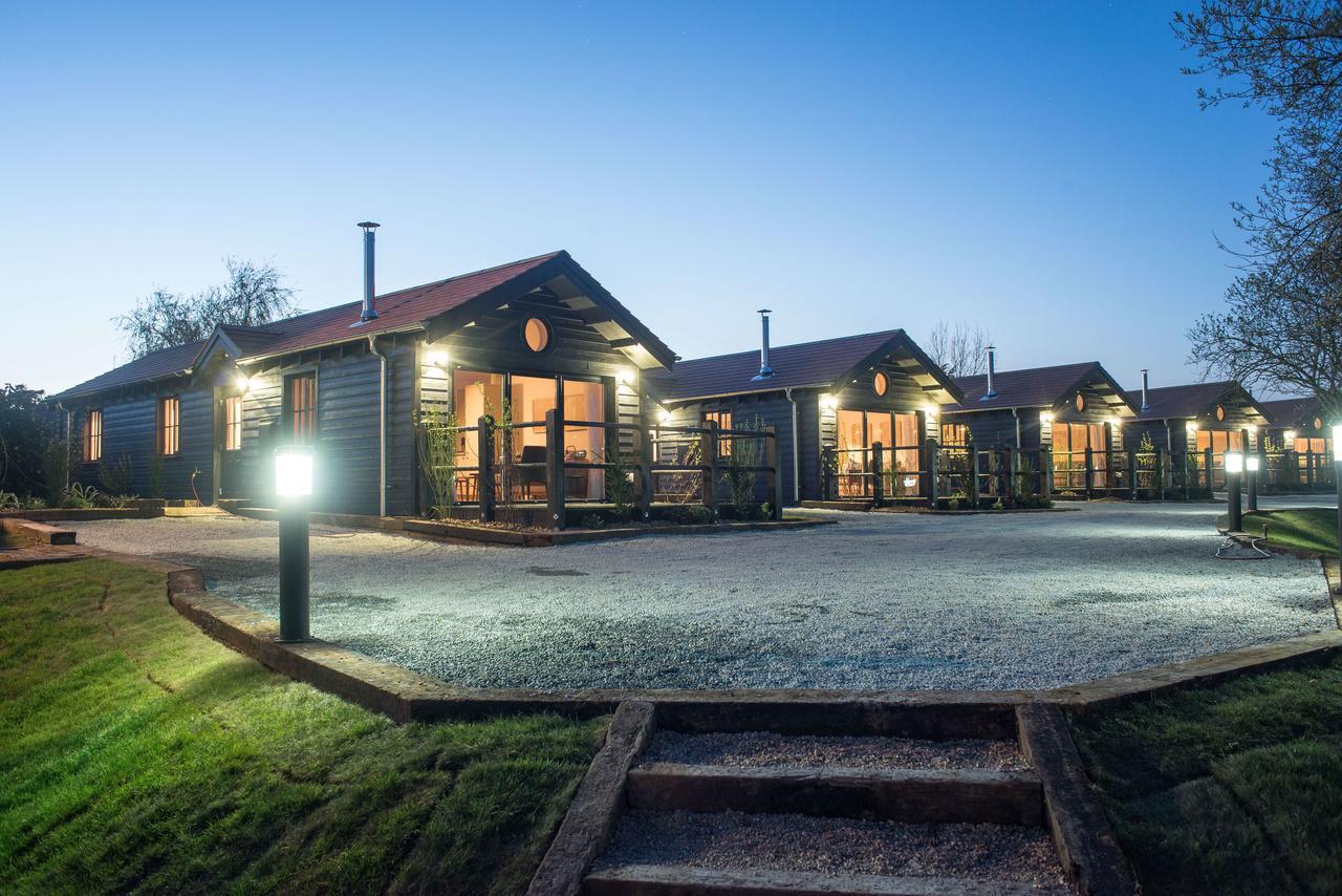 The Lakes Rookley Εξωτερικό φωτογραφία The Lodge at night