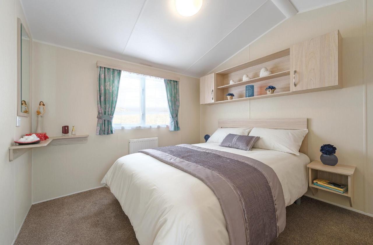 The Lakes Rookley Εξωτερικό φωτογραφία A bedroom in a static