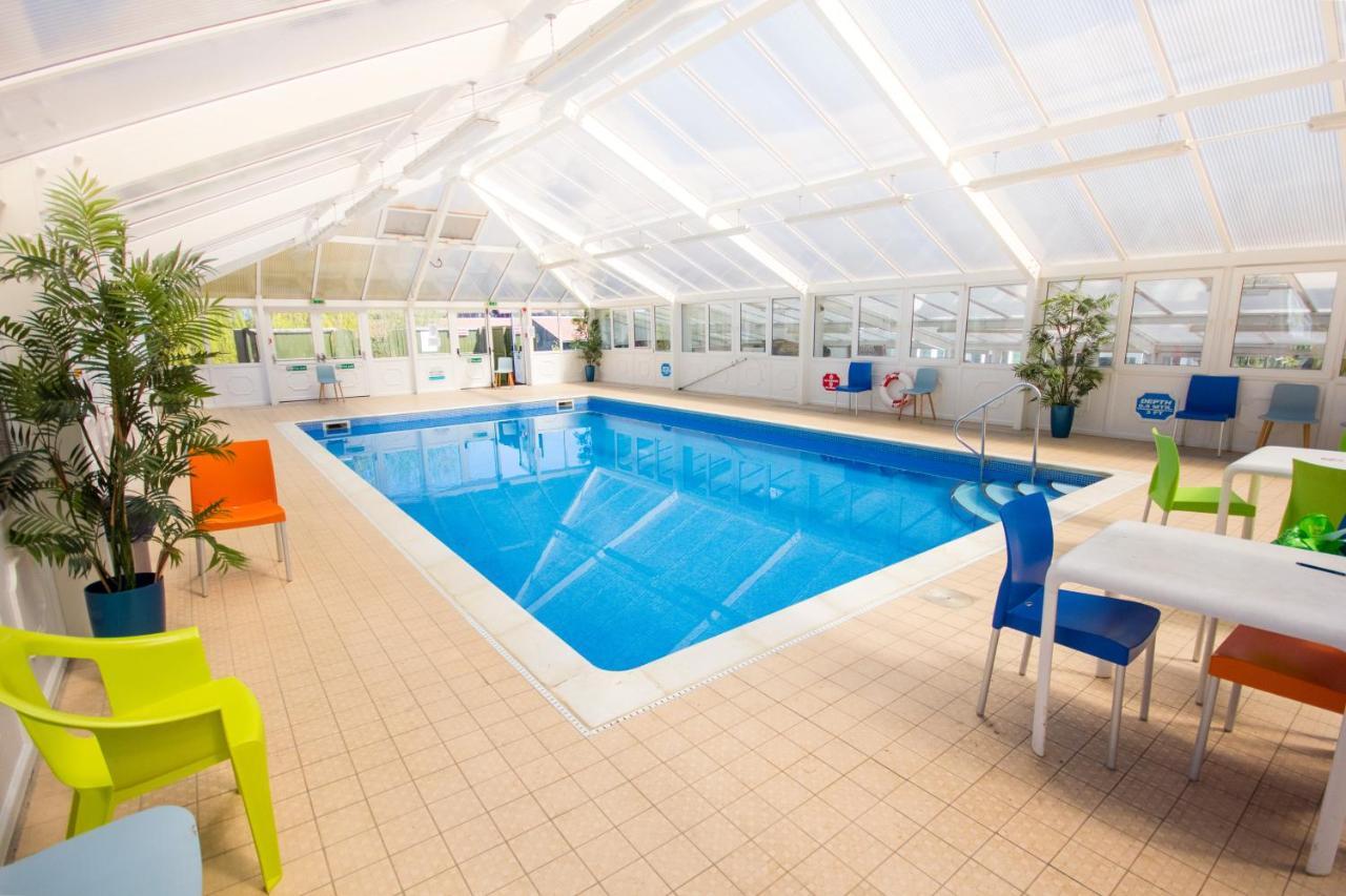 The Lakes Rookley Εξωτερικό φωτογραφία The swimming pool at the leisure centre